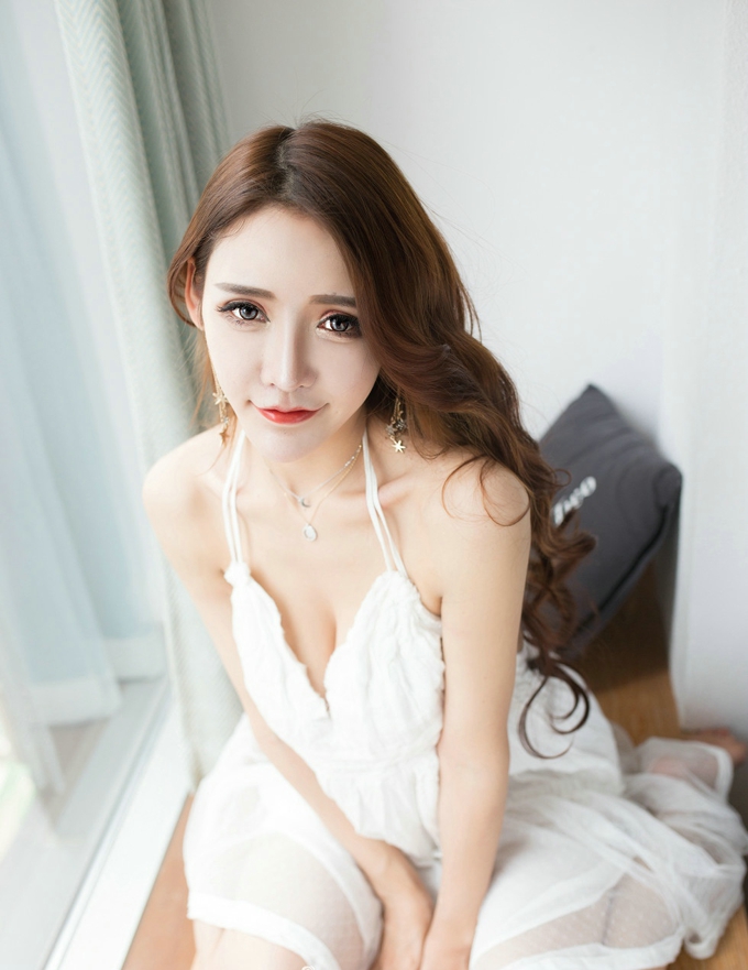 气质美女乳神妹妹Lunana_lee居家白色吊带裙真空豪乳撩人诱惑养眼私房写真