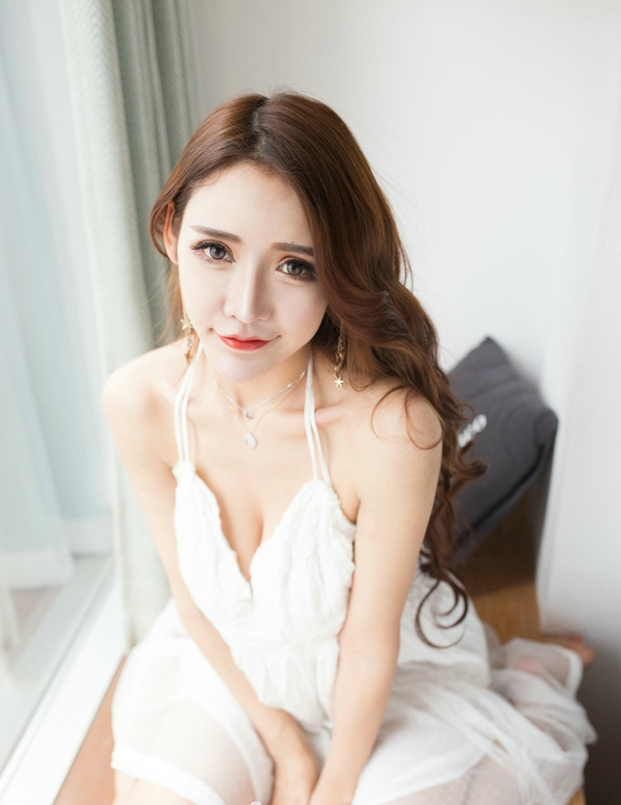 气质美女乳神妹妹Lunana_lee居家白色吊带裙真空豪乳撩人诱惑养眼私房写真