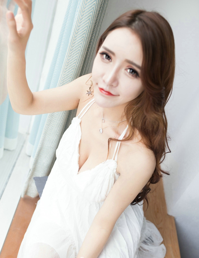 气质美女乳神妹妹Lunana_lee居家白色吊带裙真空豪乳撩人诱惑养眼私房写真