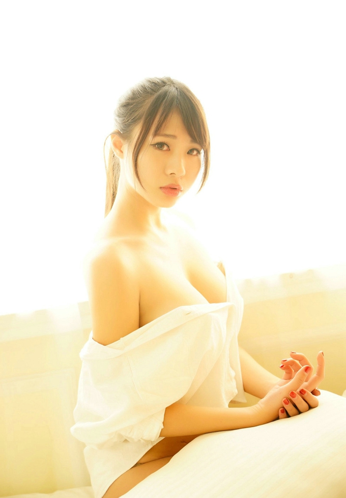 居家私房诱惑哈尼HaaNi高挑身材傲人美胸白嫩肌肤撩人姿势写真