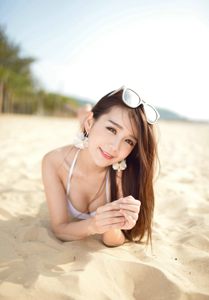 性感白色比基尼诱惑迷人美女小九Vin气质风情养眼写真