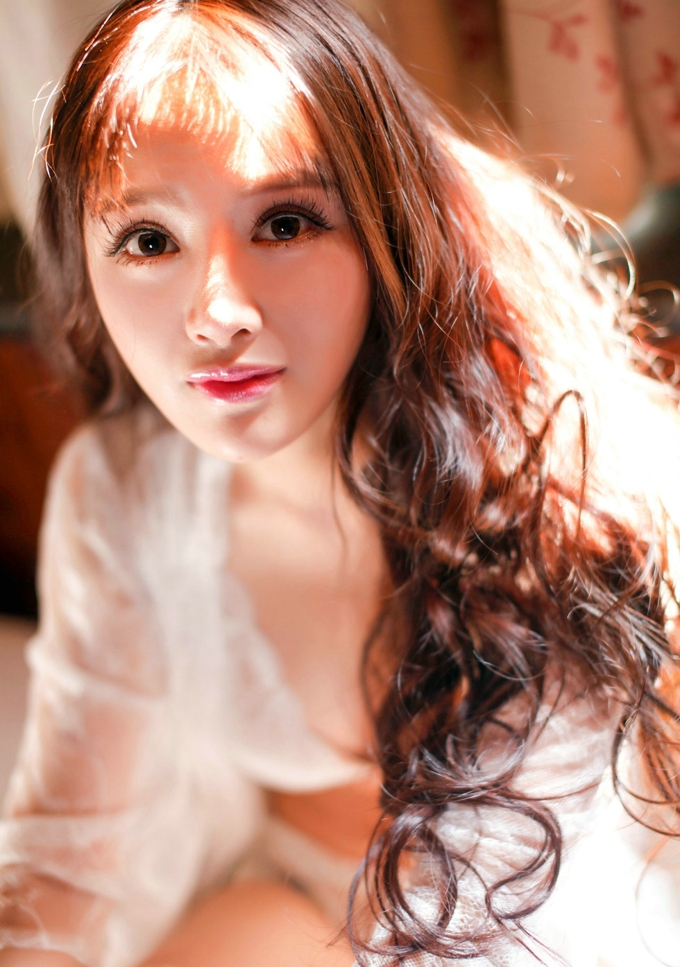 气质美女高溜Milkcat性感内衣白色蕾丝诱惑迷人美乳性感写真