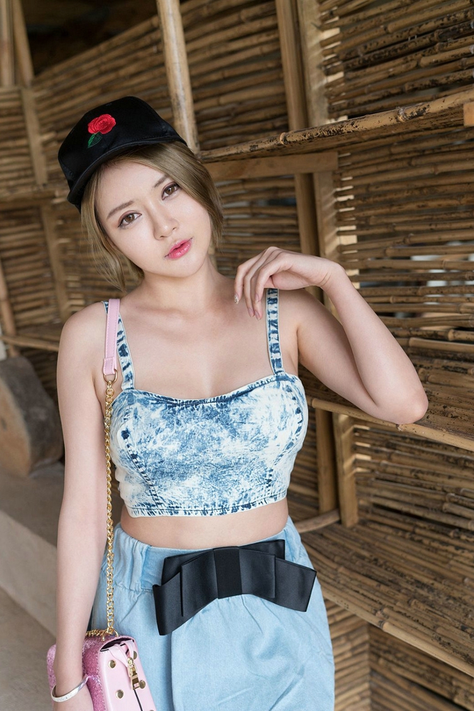 性感女神凯竹BuiBui吊带背心大胸巨乳游湖哦迷人短裙翘臀写真