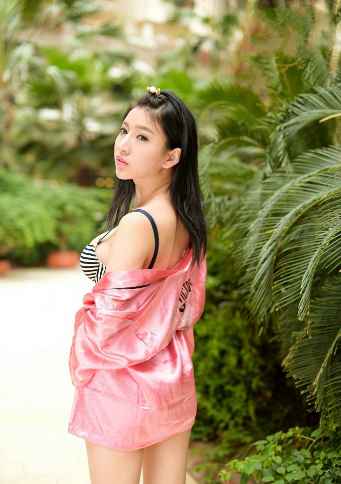 内衣爆乳美女室外娇巧惹火诱人写真