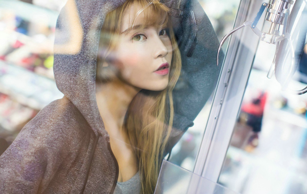 性感美女夏正正小露香肩酥胸娇媚撩人写真