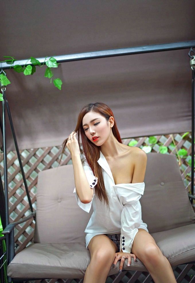 梦小楠小夜猫白色衬衫半脱诱惑纹身美腿气质妩媚写真