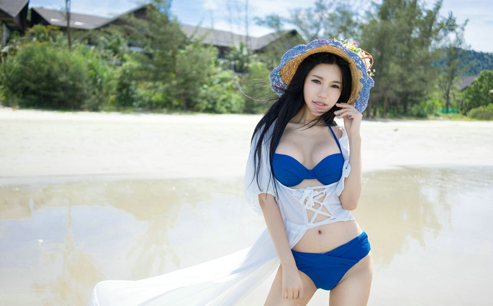 女神绮里嘉Ula诱惑迷人性感比基尼大胸翘臀美腿娇嫩俏丽写真