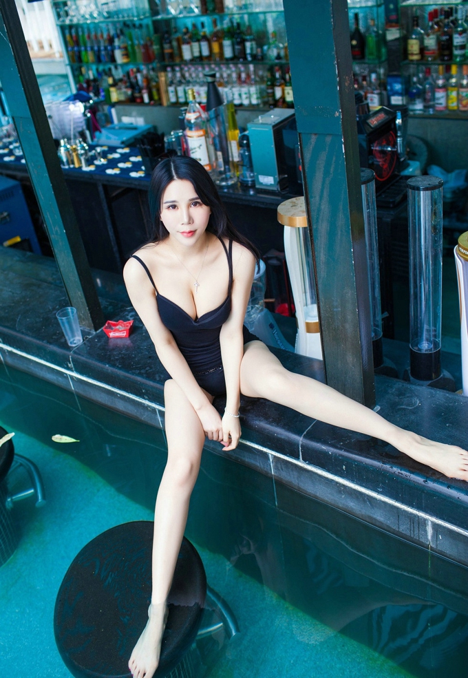 林恩芝黑色蕾丝内裤翘臀豪乳诱惑写真