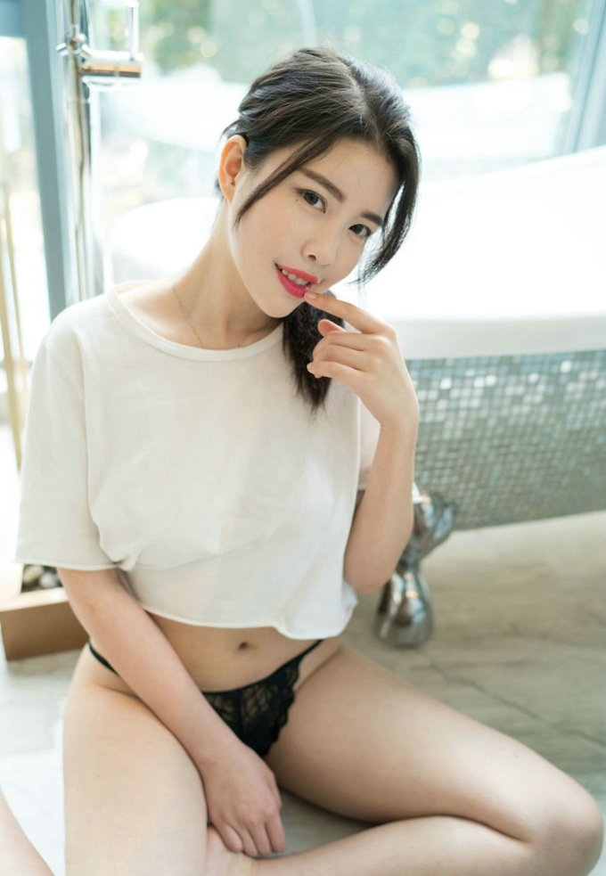 丰满美女莉尔性感私房美胸诱惑蕾丝内裤翘臀迷人写真
