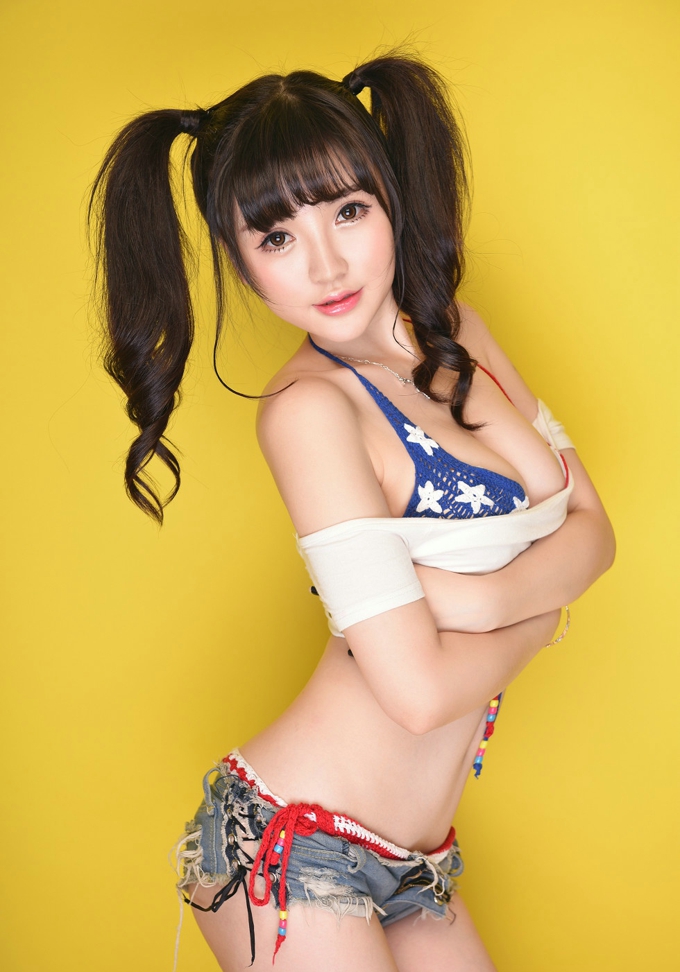 气质美少女可爱萝莉诱惑巨乳童颜翘臀勾魂米妮mini性感写真