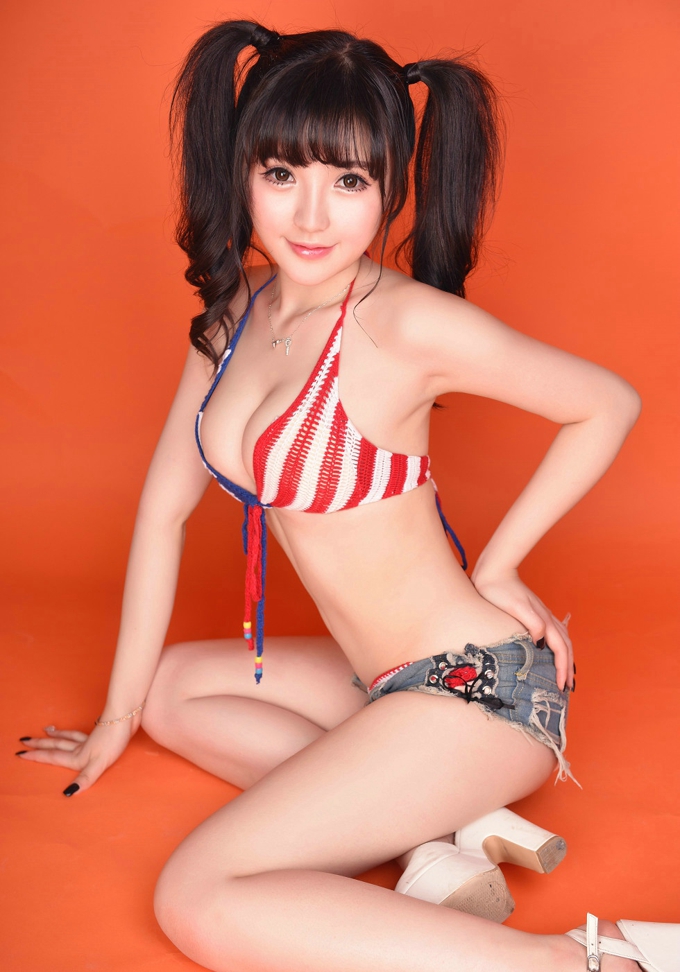 气质美少女可爱萝莉诱惑巨乳童颜翘臀勾魂米妮mini性感写真