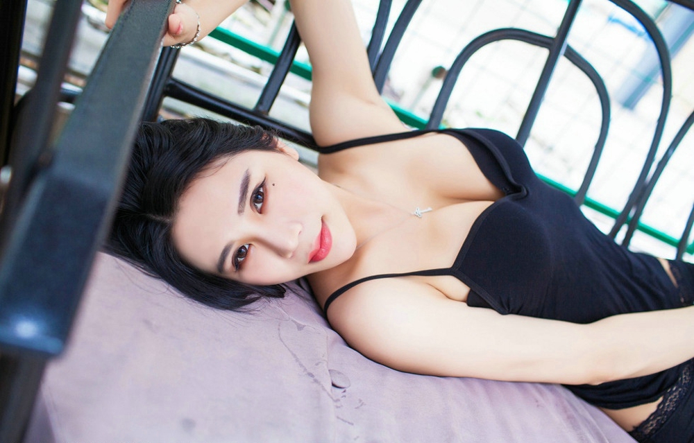 林恩芝黑色蕾丝内裤翘臀豪乳诱惑写真