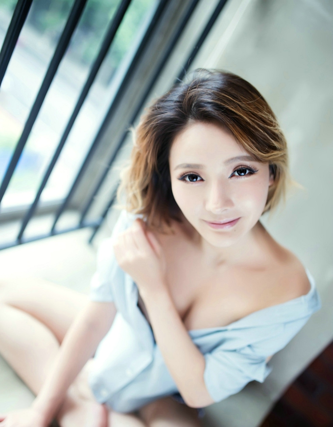 日本女老湿居家性感内衣秀傲人豪乳迷人翘臀诱惑写真