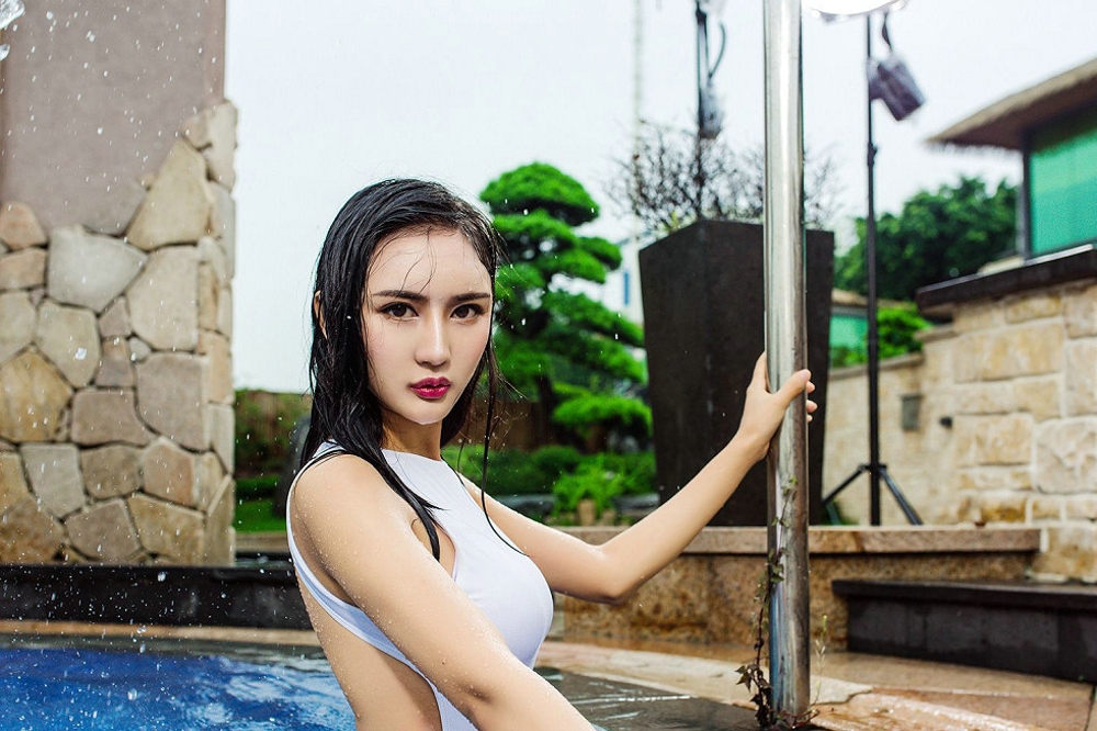 性感迷人诱惑女神梅哥白色连体比基尼泳池湿身秀傲人美乳写真