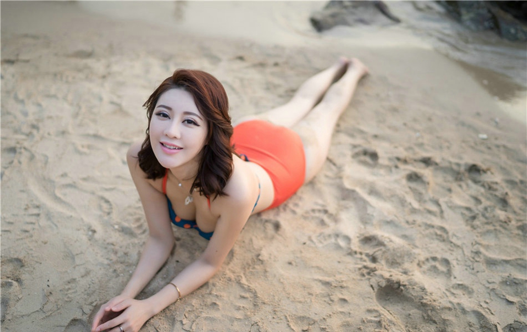沙滩性感娇艳比基尼美女美希子海边小清新风格妖娆美乳诱惑撩人写真