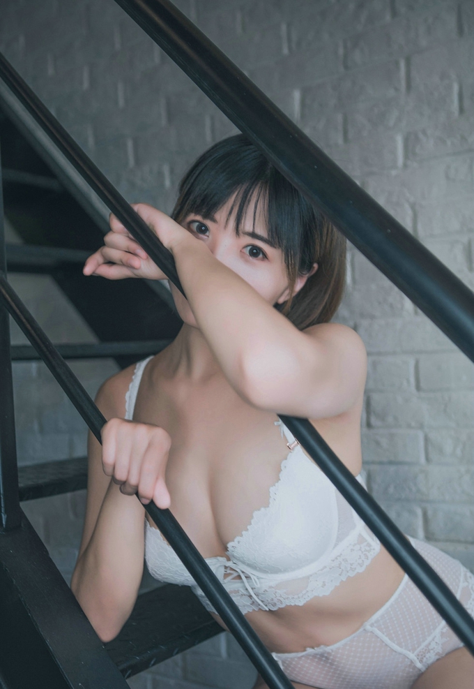 巨乳嫩模性感萌妹黑黑小方块写真