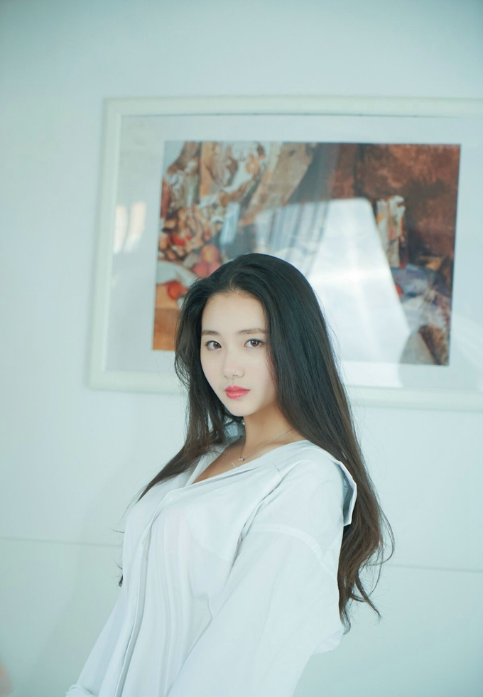 白衬衫清纯美女诱惑美腿写真