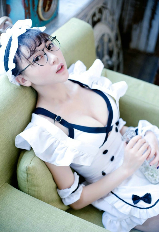 制服控最爱性感娇艳气质妹子赵小米Kitty女仆装白嫩大奶火辣销魂诱惑撩人写真