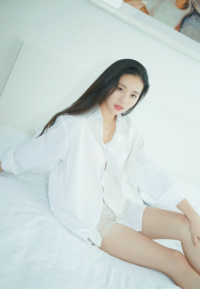 白衬衫清纯美女诱惑美腿写真