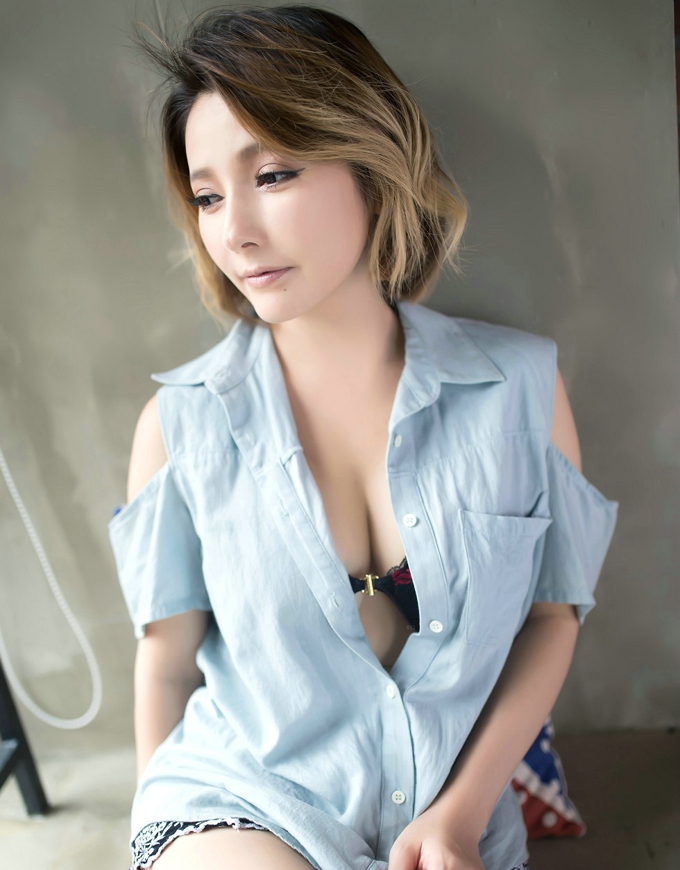 日本女老湿居家性感内衣秀傲人豪乳迷人翘臀诱惑写真
