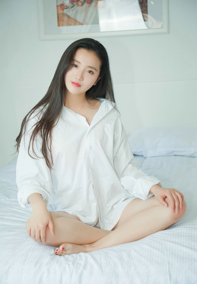 白衬衫清纯美女诱惑美腿写真
