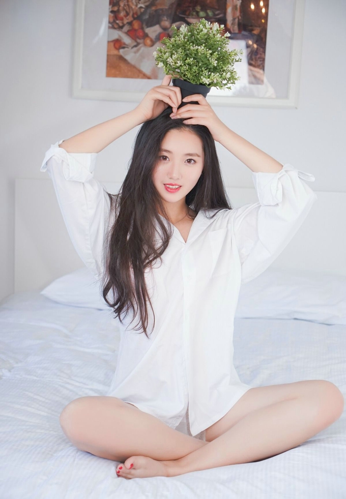 白衬衫清纯美女诱惑美腿写真