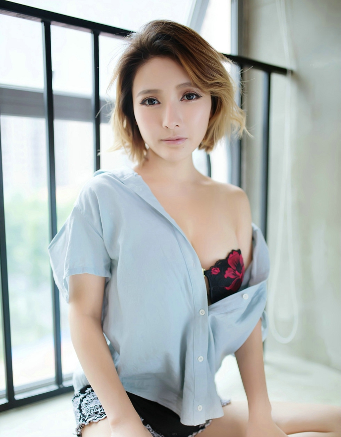 日本女老湿居家性感内衣秀傲人豪乳迷人翘臀诱惑写真