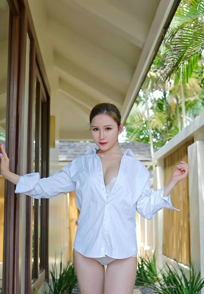 性感女神于姬Una衬衣半脱内衣美乳诱惑丰润气质写真