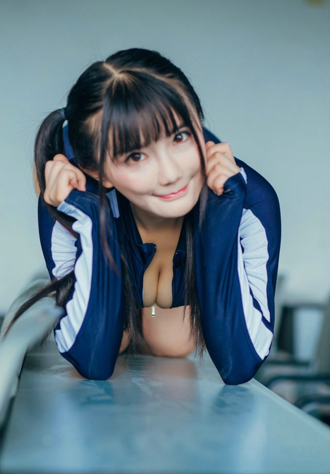 巨乳大胸美女气质连体衣诱惑写真