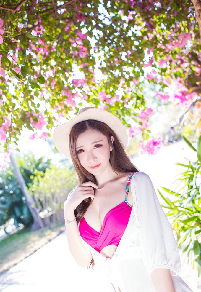 淼淼萌萌哒迷人气质美乳写真