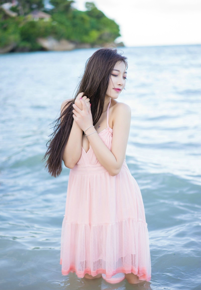 杨晨晨sugar海边性感粉色露背裙诱惑迷人美乳翘臀风情写真