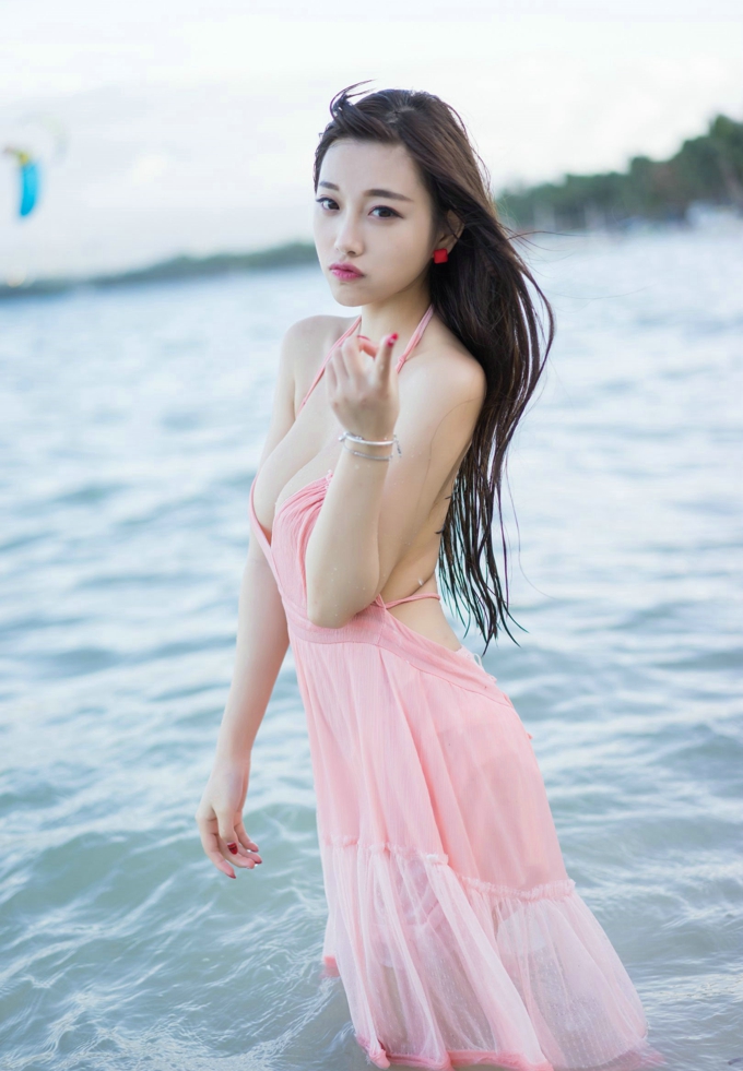 杨晨晨sugar海边性感粉色露背裙诱惑迷人美乳翘臀风情写真