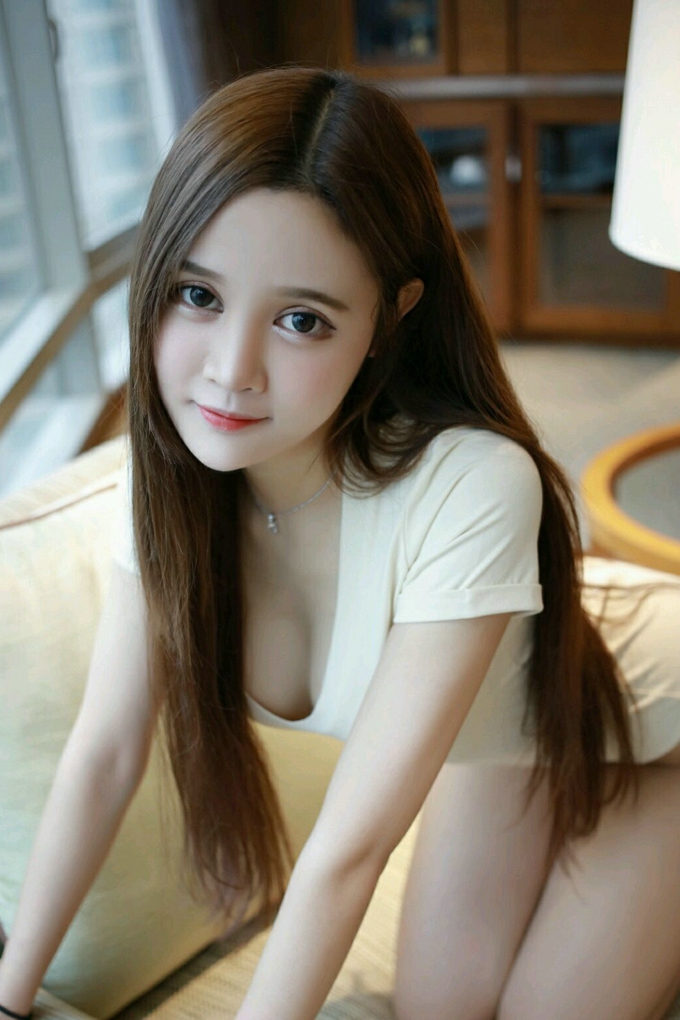 姗姗居家高叉连体衣美乳翘臀迷人写真