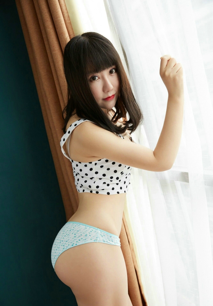 雪碧私房居家巨乳翘臀白嫩写真