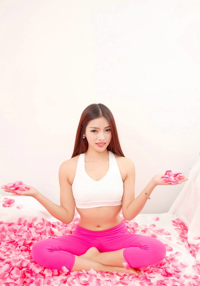 Rose尹冰雅性感女神瑜伽气质迷人写真