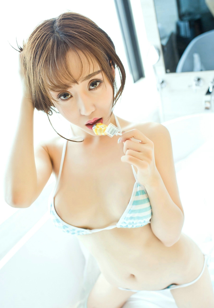 顾灿性感蓝白条纹比基尼美乳诱惑丰姿妩媚激情写真