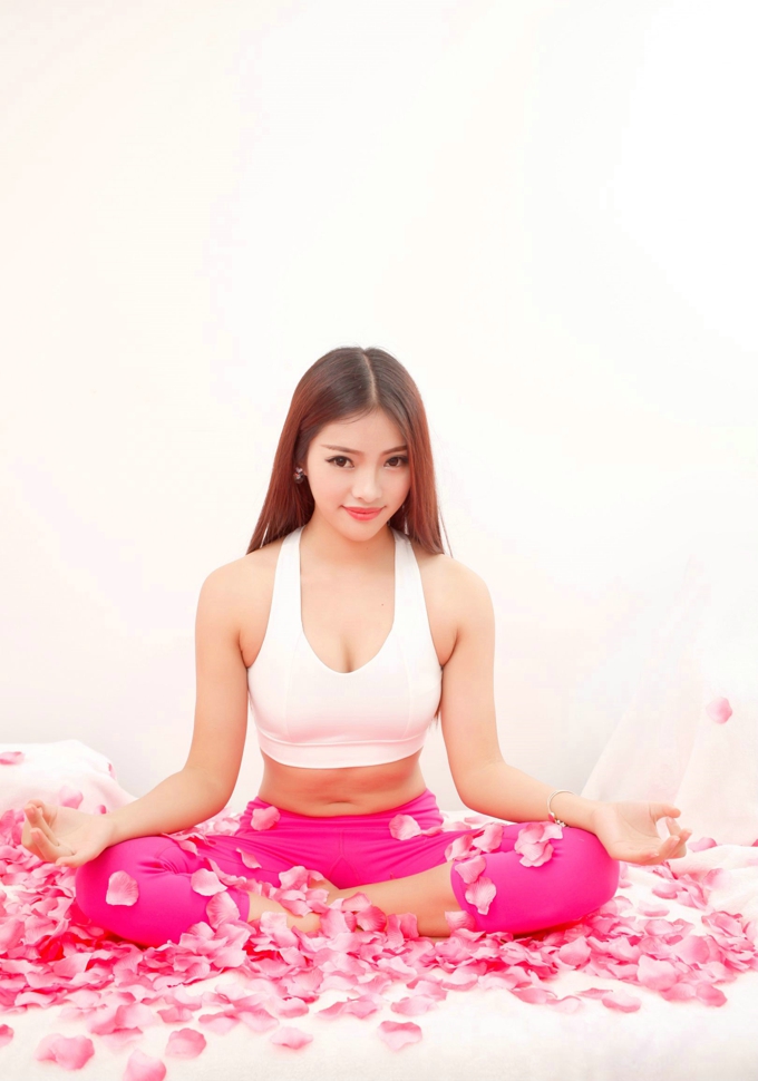 Rose尹冰雅性感女神瑜伽气质迷人写真