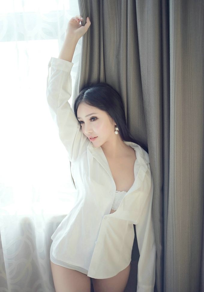 混血美女艾弥居家私房内衣美乳写真