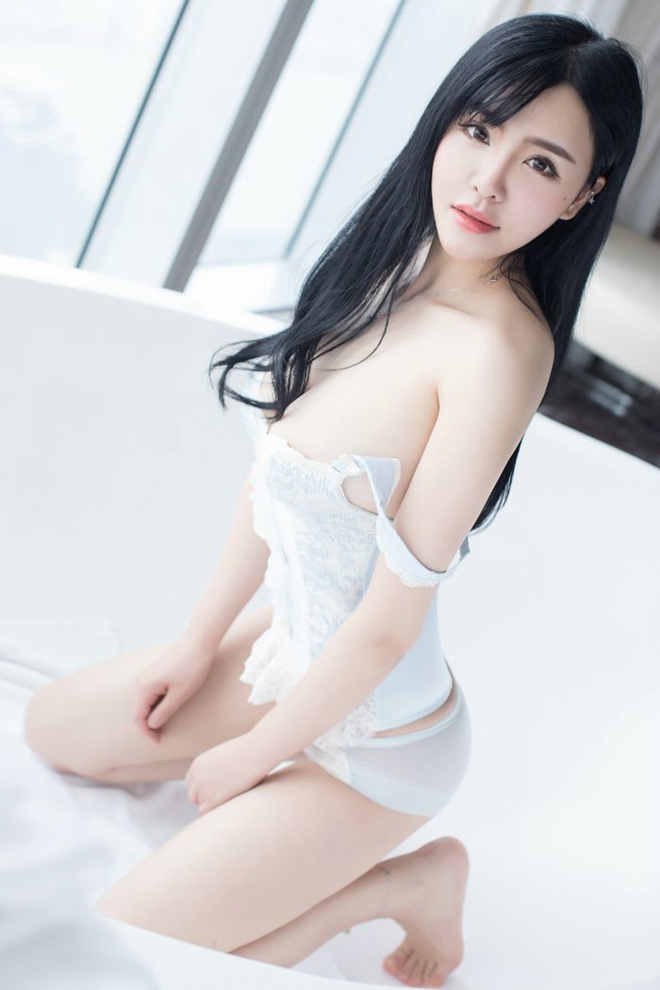 清纯娇嫩童颜妹子刘钰儿双峰高耸酥胸半露销魂私房娇艳诱惑写真