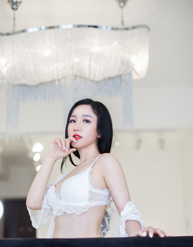 性感内衣极品美乳玉臂诱惑写真
