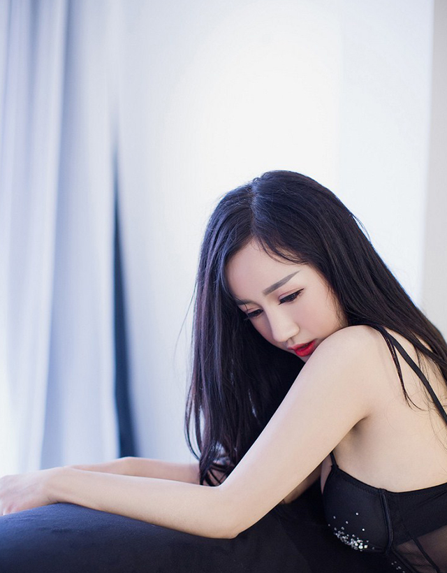 性感内衣极品美乳玉臂诱惑写真