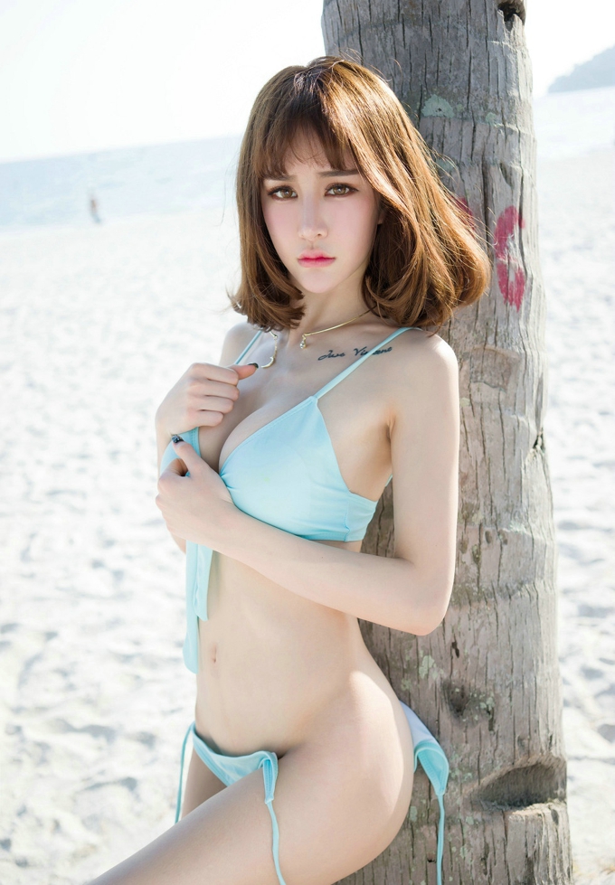 火辣迷人比基尼美乳翘臀诱惑女神Cheryl青树私房气质养眼写真