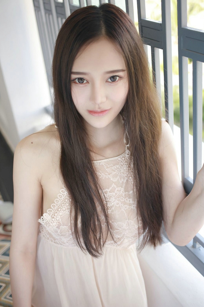 女神唐琪儿il心愿旅拍粉嫩蕾丝裙透视秀豪乳诱惑写真