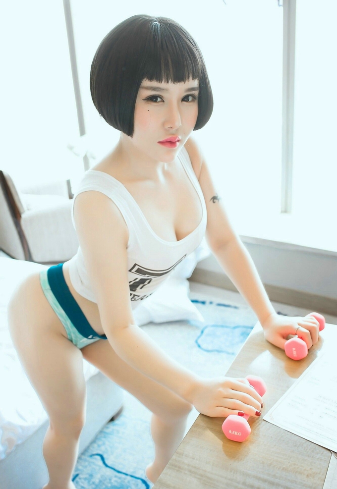 短发俏丽嫩模佑熙性感美乳翘臀写真