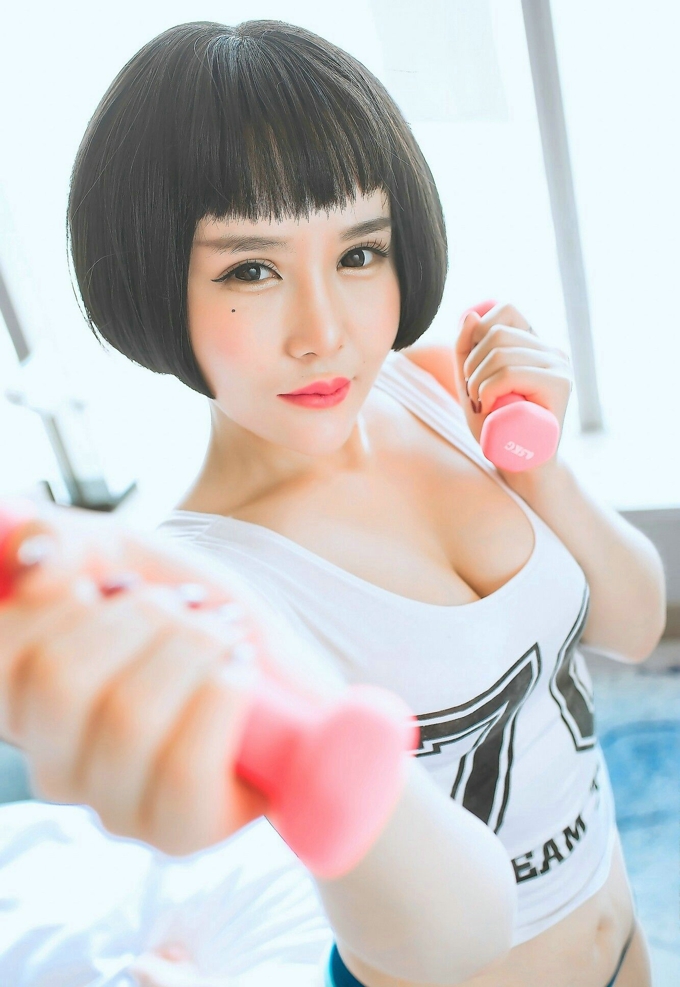 短发俏丽嫩模佑熙性感美乳翘臀写真