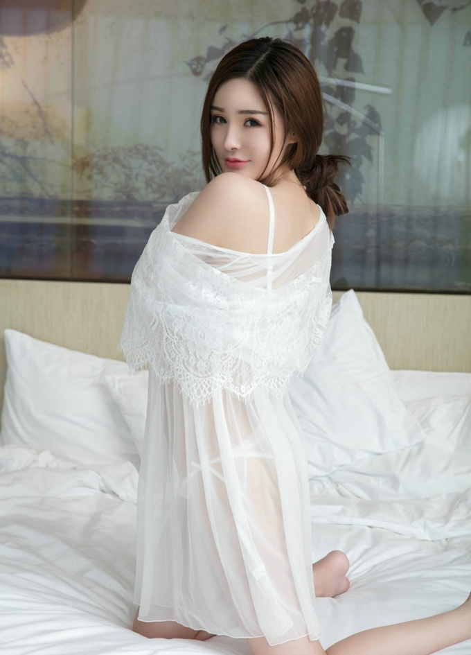 陈宇曦白色蕾丝居家美乳白嫩写真