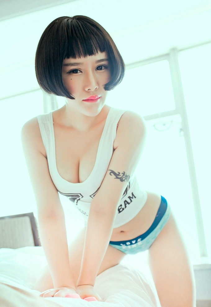 短发俏丽嫩模佑熙性感美乳翘臀写真