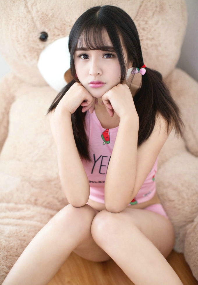 少女思淇Sukiii性感大胸美腿翘臀写真