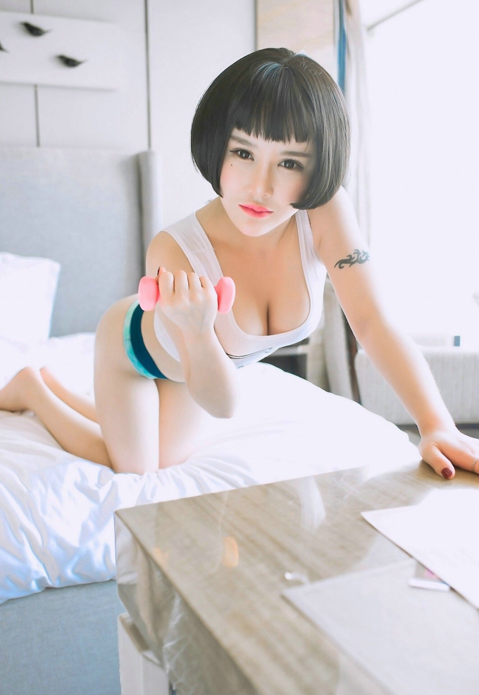 短发俏丽嫩模佑熙性感美乳翘臀写真
