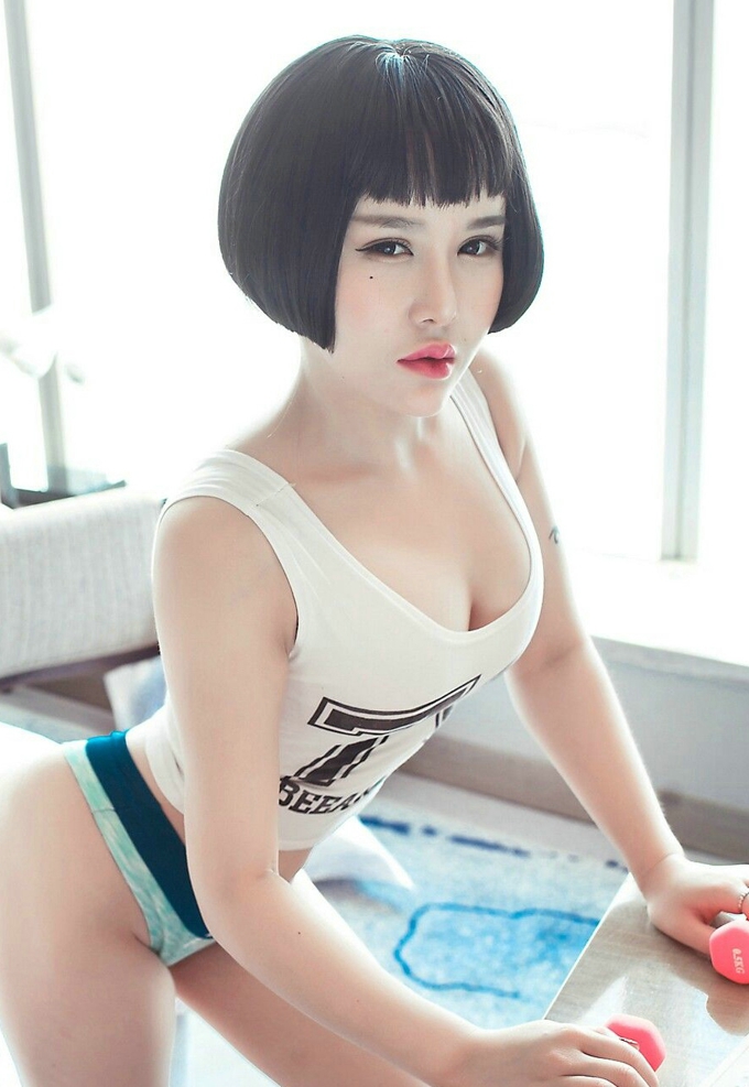 短发俏丽嫩模佑熙性感美乳翘臀写真